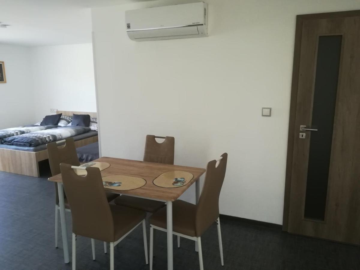 Penzion Sapara Velké Bílovice Extérieur photo